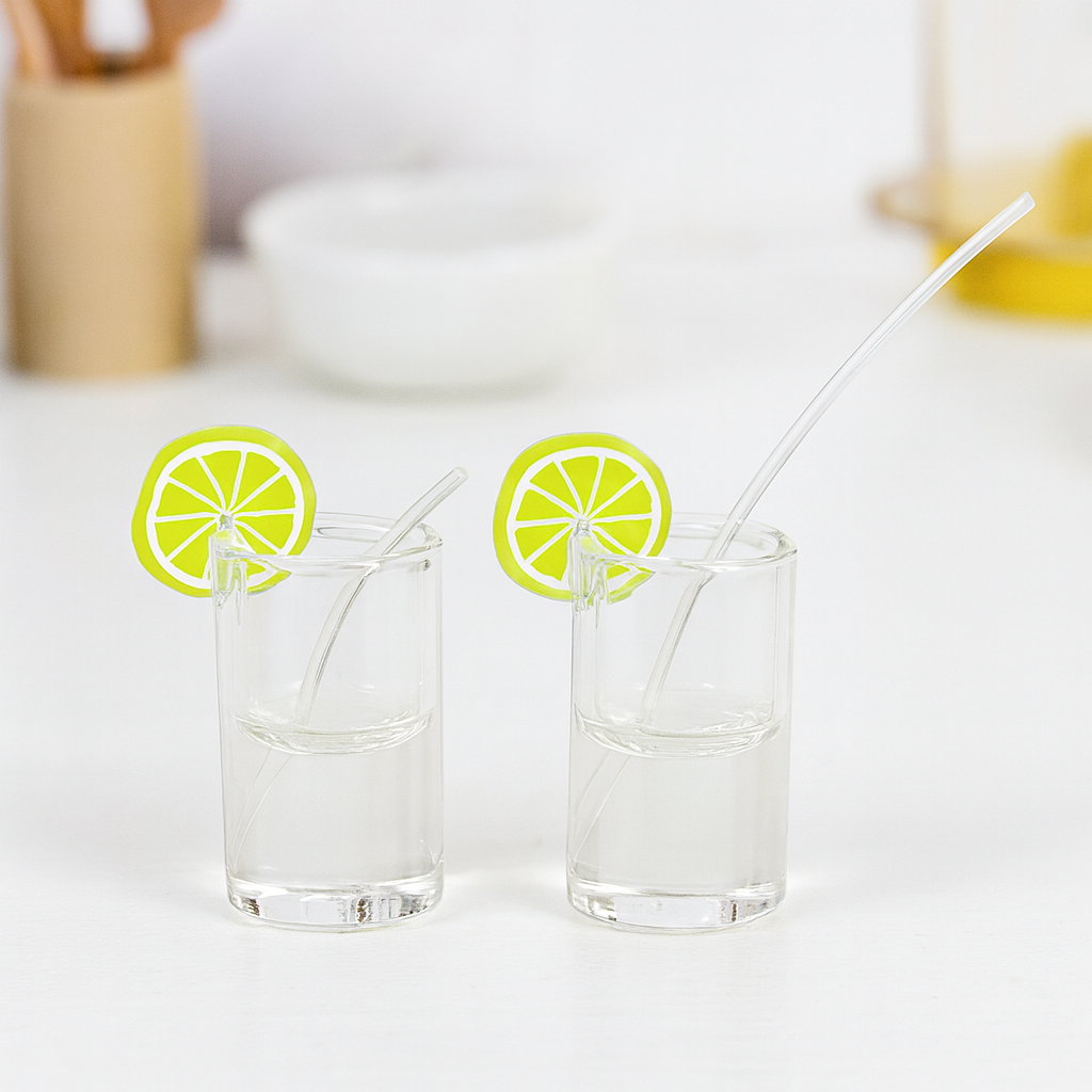 Miniatur Cocktailglas 2-teilig ca. 0,6x1,2cm mit Zitrone – Wichtel Zubehör Kunststoff