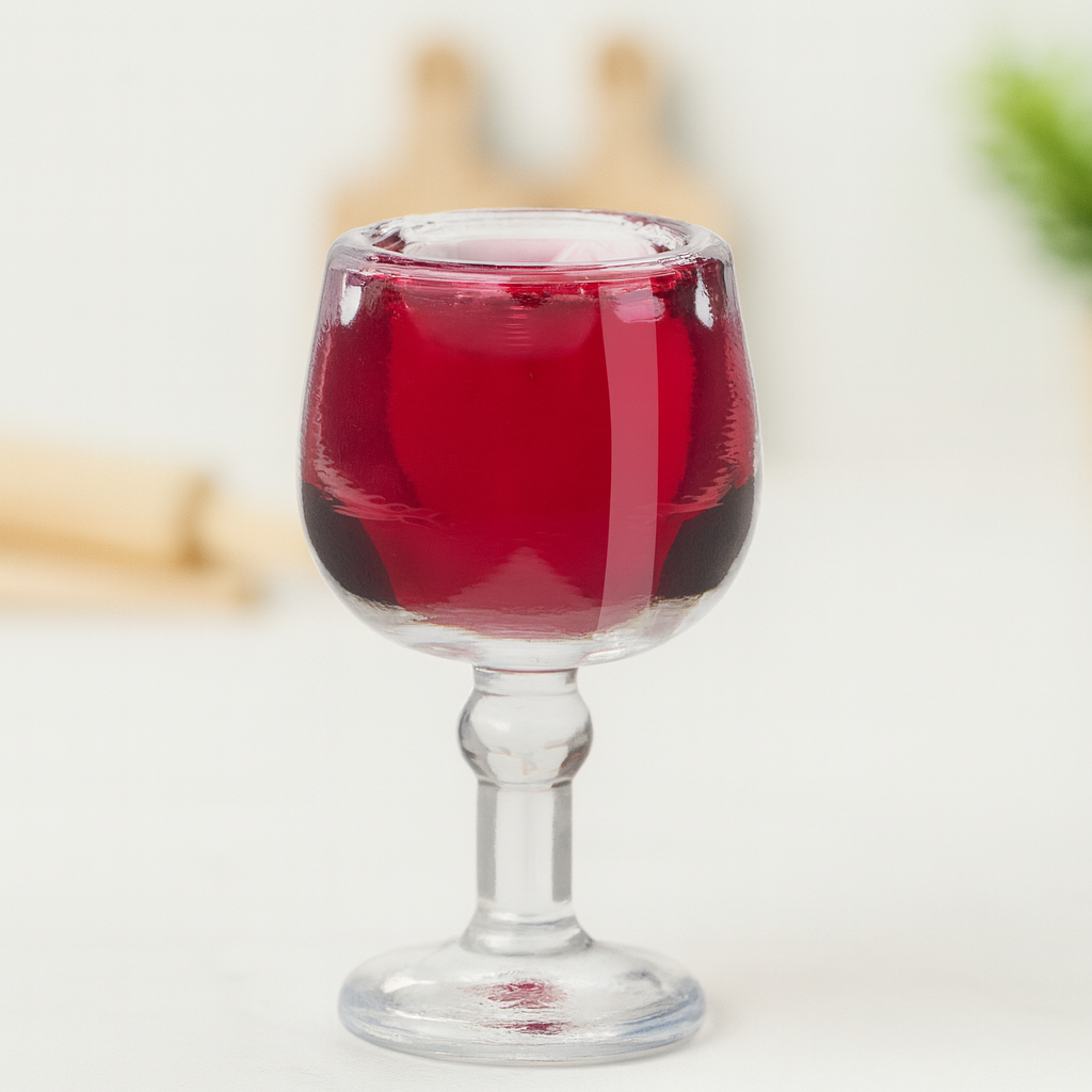 Miniatur Weinglas 4-teilig ca. 2cm mit rotem Wein-Effekt – Wichtel Zubehör Kunststoff