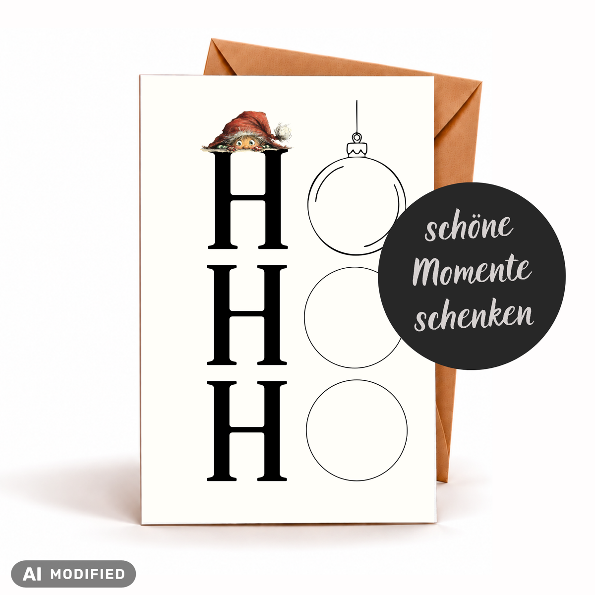 Lustige Weihnachtskarte HO HO HO mit drei Weihnachtskugeln als Buchstaben O und kleinem Wichtel mit roter Mütze. Weiße DIN-A6-Postkarte mit braunem Umschlag.